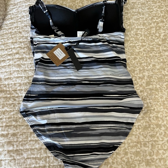 Bond-eye Monochrome Striped Swimsuit - Picture 2 of 4